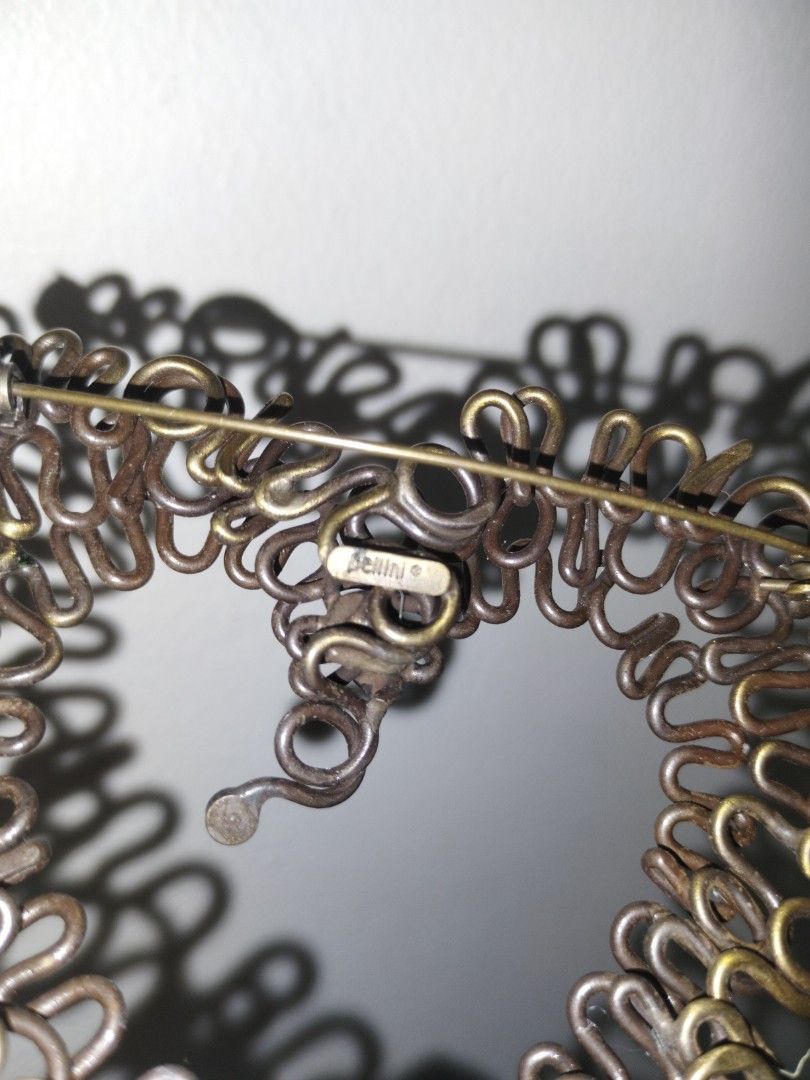 ✨ Vintage signed Bellini deco brooch (Category: Brooches) located in Santa Rosa. Submitted by leShoppe (Listing ID 1461280725, Image 2). Description: 🗝️heart-shaped decorative object made of bent brass-toned wire.