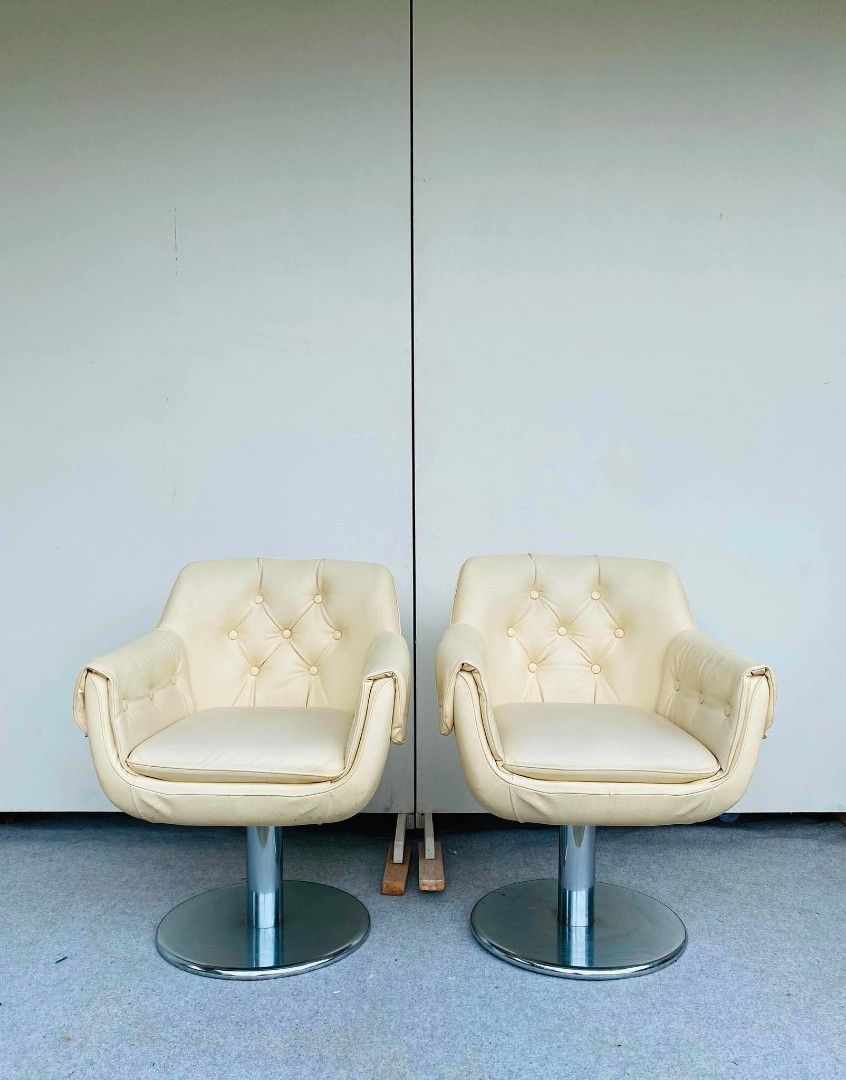 Accent Chair (Category: Chairs) located in Meycauayan. Submitted by marygracecasimiro (Listing ID 1461300559, Image 1). Description: "JAPAN SURPLUS" 6PCS SWIVEL ACCENT CHAIRS / LOW BAR CHAIRS STAINLESS LEGS SIZE: 24L" x 24W" xx 18Sh" x 30Sh" inches (AS-IS ITEM) IN GOOD CONDITION🩷🧡 Price:6000 each.