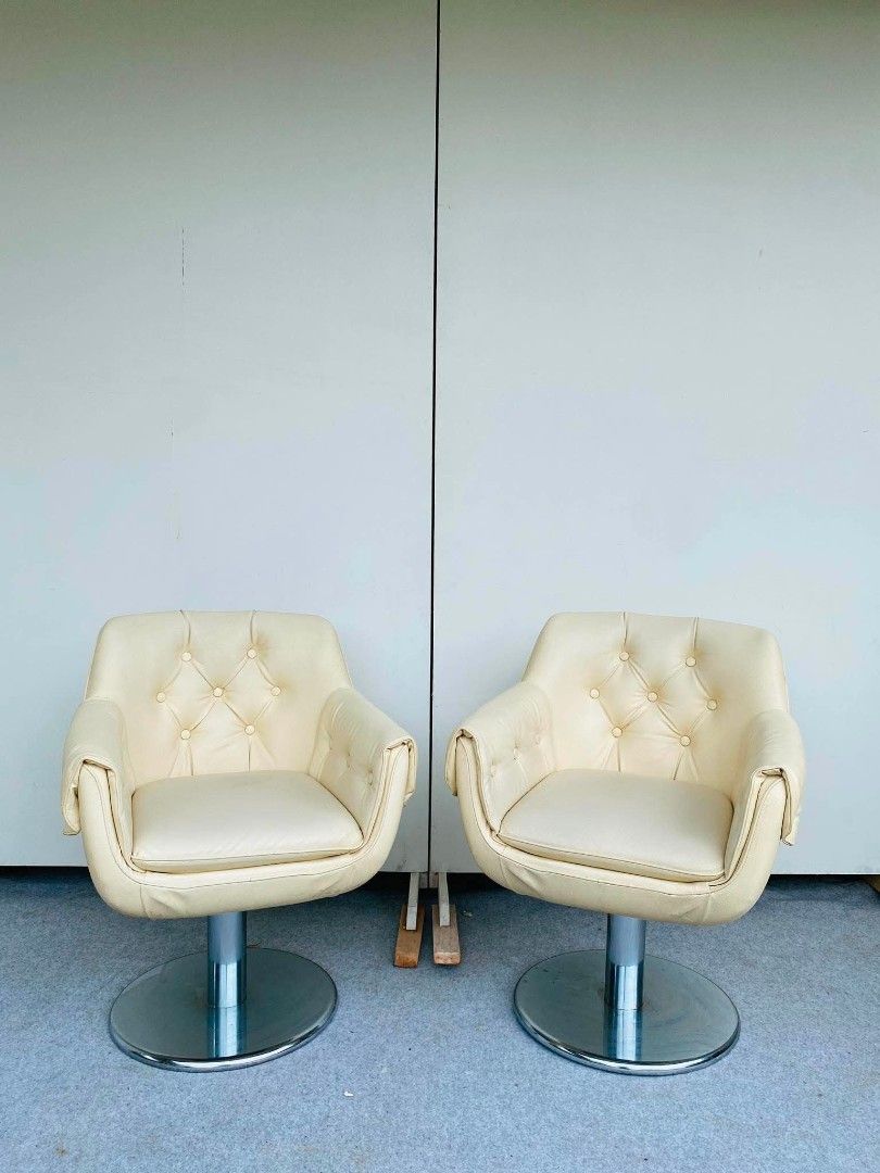 Accent Chair (Category: Chairs) located in Meycauayan. Submitted by marygracecasimiro (Listing ID 1461300559, Image 2). Description: "JAPAN SURPLUS" 6PCS SWIVEL ACCENT CHAIRS / LOW BAR CHAIRS STAINLESS LEGS SIZE: 24L" x 24W" xx 18Sh" x 30Sh" inches (AS-IS ITEM) IN GOOD CONDITION🩷🧡 Price:6000 each.