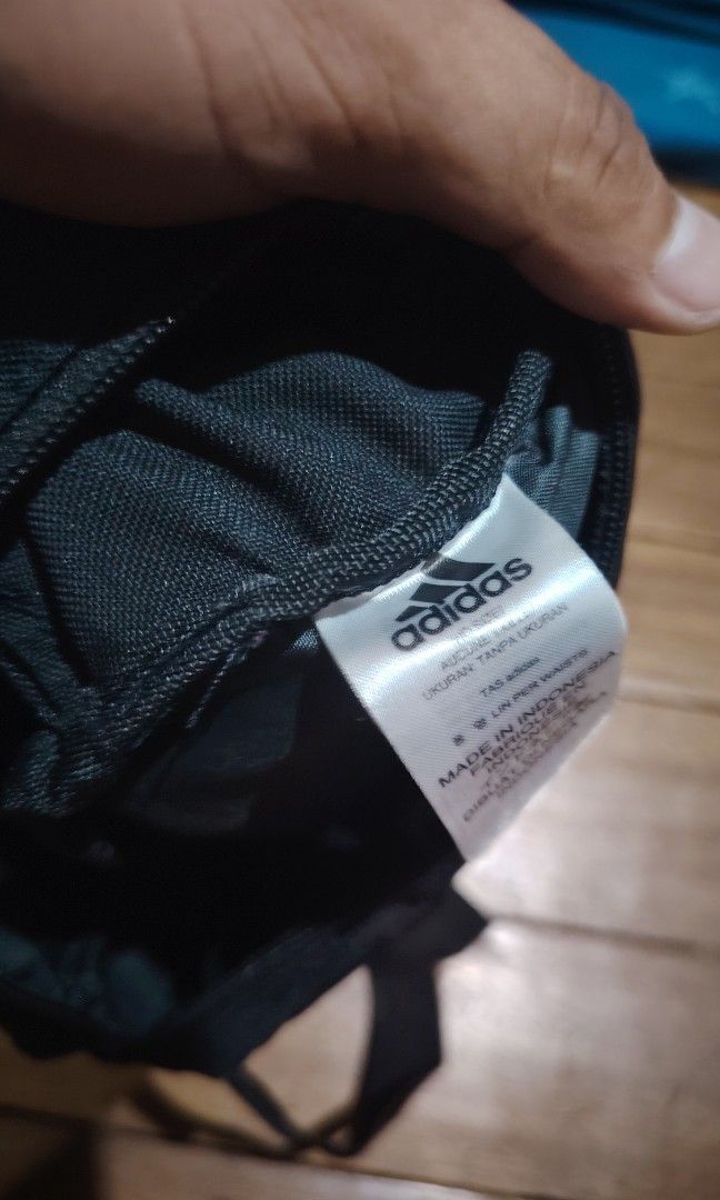 Adidas belt bag (Category: Belt bags, Clutches and Pouches) located in Cagayan de Oro. Submitted by johnzj002 (Listing ID 1461210515, Image 3). Description: Issue sign of use sa zip Colorate 10 Need lang labhan.