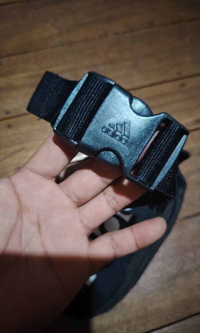 Adidas belt bag (Category: Belt bags, Clutches and Pouches) located in Cagayan de Oro. Submitted by johnzj002 (Listing ID 1461210515, Image 2). Description: Issue sign of use sa zip Colorate 10 Need lang labhan.