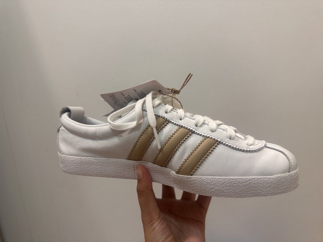 Adidas Blanc Shoes (Category: Sneakers) located in Calumpit. Submitted by leingleing11 (Listing ID 1461234425, Image 3). Description: Bought in Italy but got the wrong size Never been worn Can do meetups or for shipping.