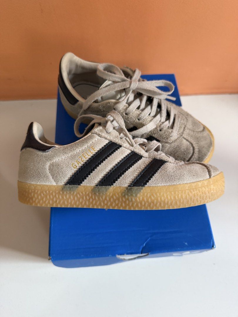 Adidas Gazelle (Category: Babies & Kids Fashion) located in Lipa City. Submitted by budget8co (Listing ID 1461321937, Image 3). Description: Adidas Gazelle for Kids GUARANTEED ORIGINAL complete inclusion (box, tag, extra shoe lace) US12K/UK11.5K/J180/CHN180 18.5cm insole No heel drag (needs cleaning lang) Take Samba & Gazelle for P1500 .