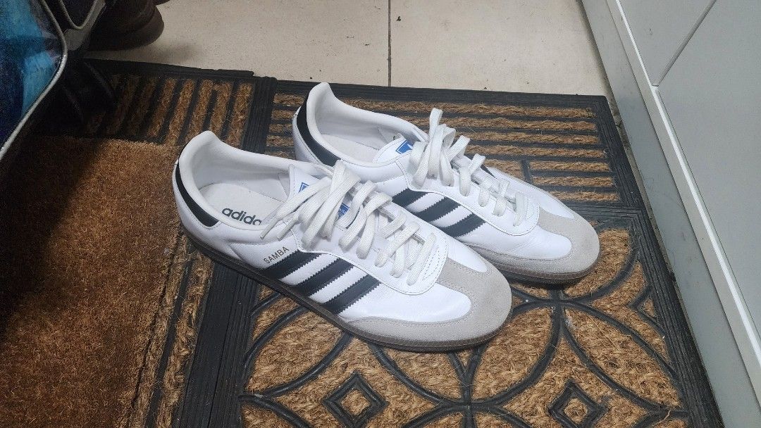 Adidas Samba OG "Cloud White / Core Black / Gum" B75806 (Category: Sneakers) located in Mandaluyong City. Submitted by lorenzo3 (Listing ID 1461240084, Image 2). Description: used no box still in good condition.