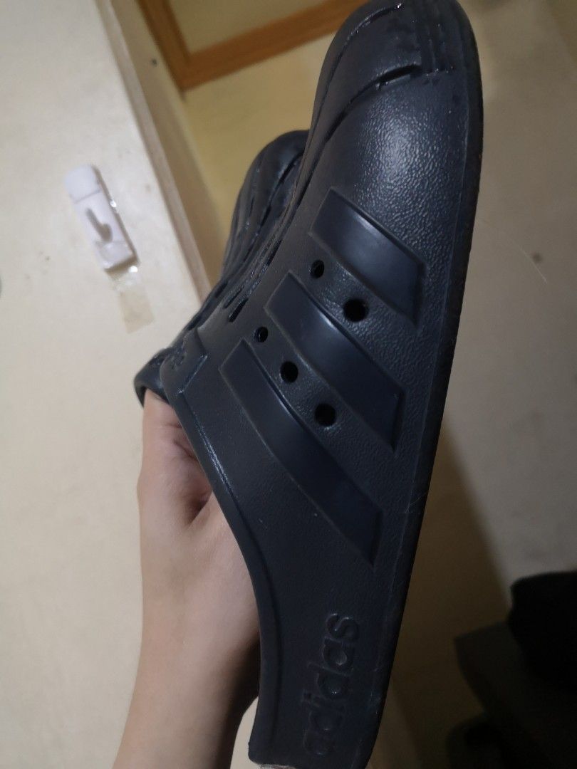 Adidas slides (never nagamit). (Category: Slippers and slides) located in Davao. Submitted by missdavao (Listing ID 1461121038, Image 3). Description: Adidas slides for sale, never nagamit sa gawas gi gamit lang sa sulod balay once pero wala nay mu gamit kay nag buy ug crocs ang owner. Size US 6, pero kasya sa tiil sa babae up size 8..
