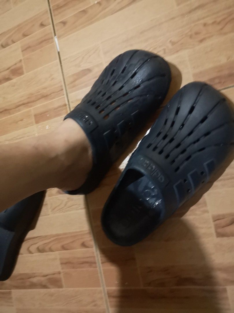 Adidas slides (never nagamit). (Category: Slippers and slides) located in Davao. Submitted by missdavao (Listing ID 1461121038, Image 2). Description: Adidas slides for sale, never nagamit sa gawas gi gamit lang sa sulod balay once pero wala nay mu gamit kay nag buy ug crocs ang owner. Size US 6, pero kasya sa tiil sa babae up size 8..