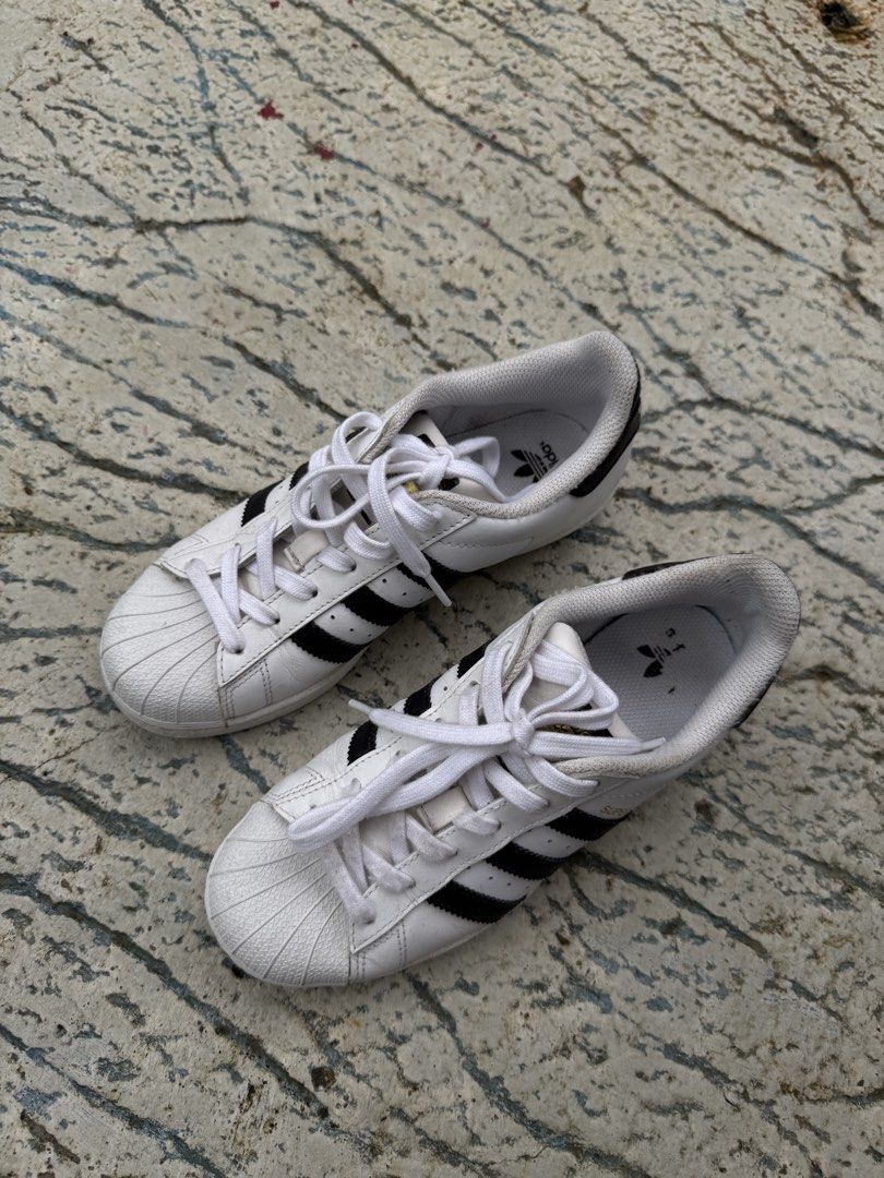 Adidas Superstar — Cloud White / Core Black (Category: Sneakers) located in Bulacan. Submitted by gohmenasai (Listing ID 1461178753, Image 1). Description: Adidas Superstar — Cloud White / Core Black Price: ₱3,000 Size: US 5.5 / US 4.5Y Condition: Pre-loved Location: Guiguinto, Bulacan Payment: GCash Buyer shoulders shipping fee. • Same-day delivery: Lalamove (from Guiguinto, Bulacan) • Standard courier: J&T Express Payment first before shipping.