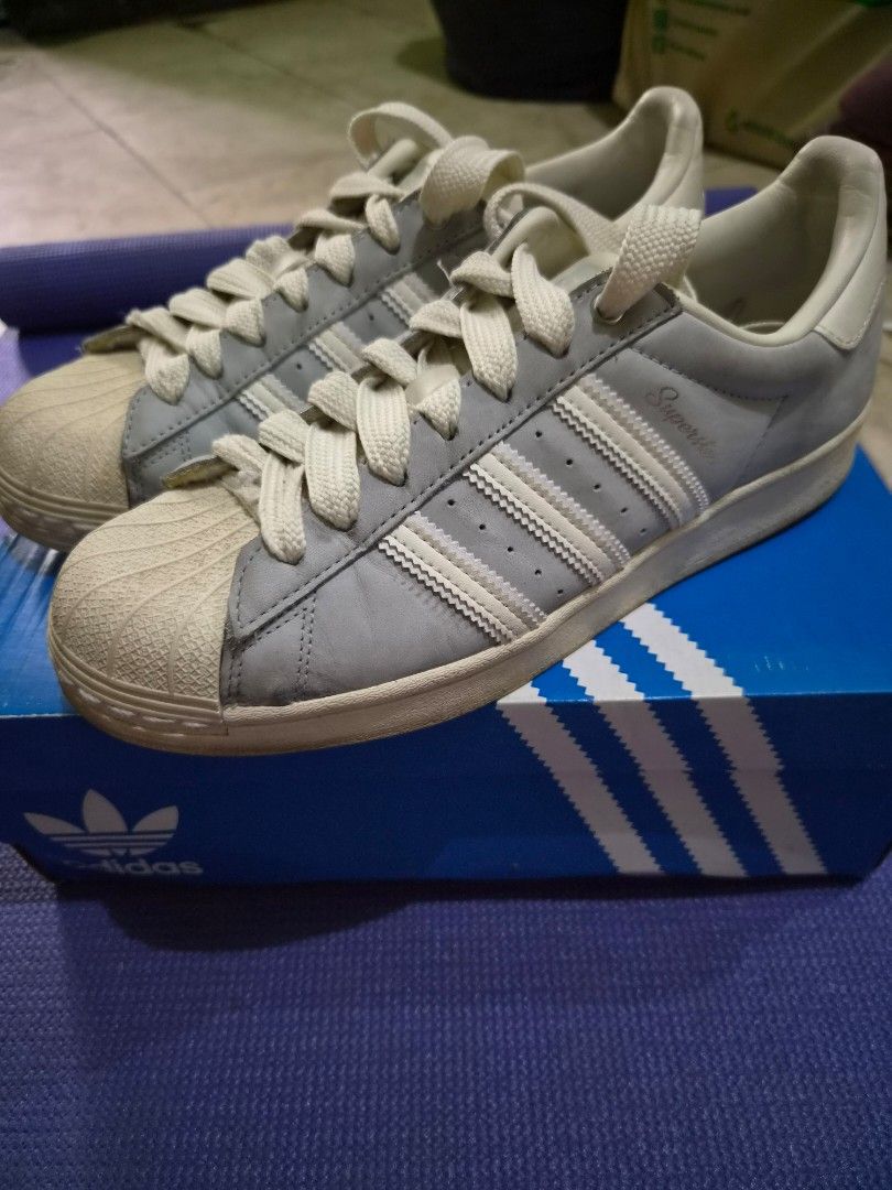 Adidas Superstar Grey White Shell Toe Sneakers (Category: Sneakers) located in Makati City. Submitted by alinalenn (Listing ID 1461136399, Image 3). Description: Well used, please see pics for the part na natatakpan ng lace. may signs of himulmol lang din sa sintas. but overall, no signs of issue sa soles or sa gluing. still intact. Gusto ko pa sana siya gamitin until i've realized na kaya ako nadadapa is because malaki siya for my size. i've bou