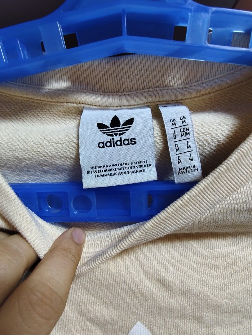Adidas sweater (Category: Coats, Jackets and Outerwear) located in La Trinidad. Submitted by syakniseph1105 (Listing ID 1461172004, Image 2). Description: Adidas Sweater needs wash lang likenew dimensions L 29 W 21.