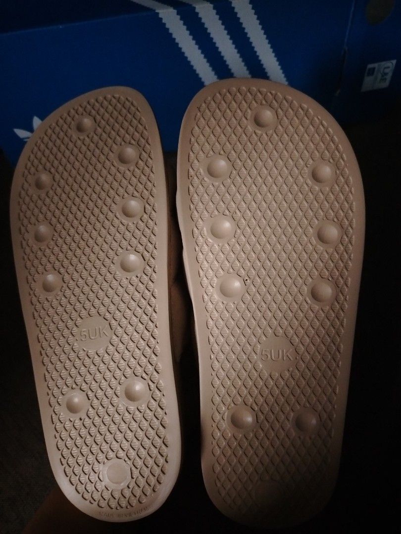 Adilette Essentials (Category: Slippers and slides) located in Manila. Submitted by burn.pavs (Listing ID 1461161621, Image 2). Description: Womens 6.