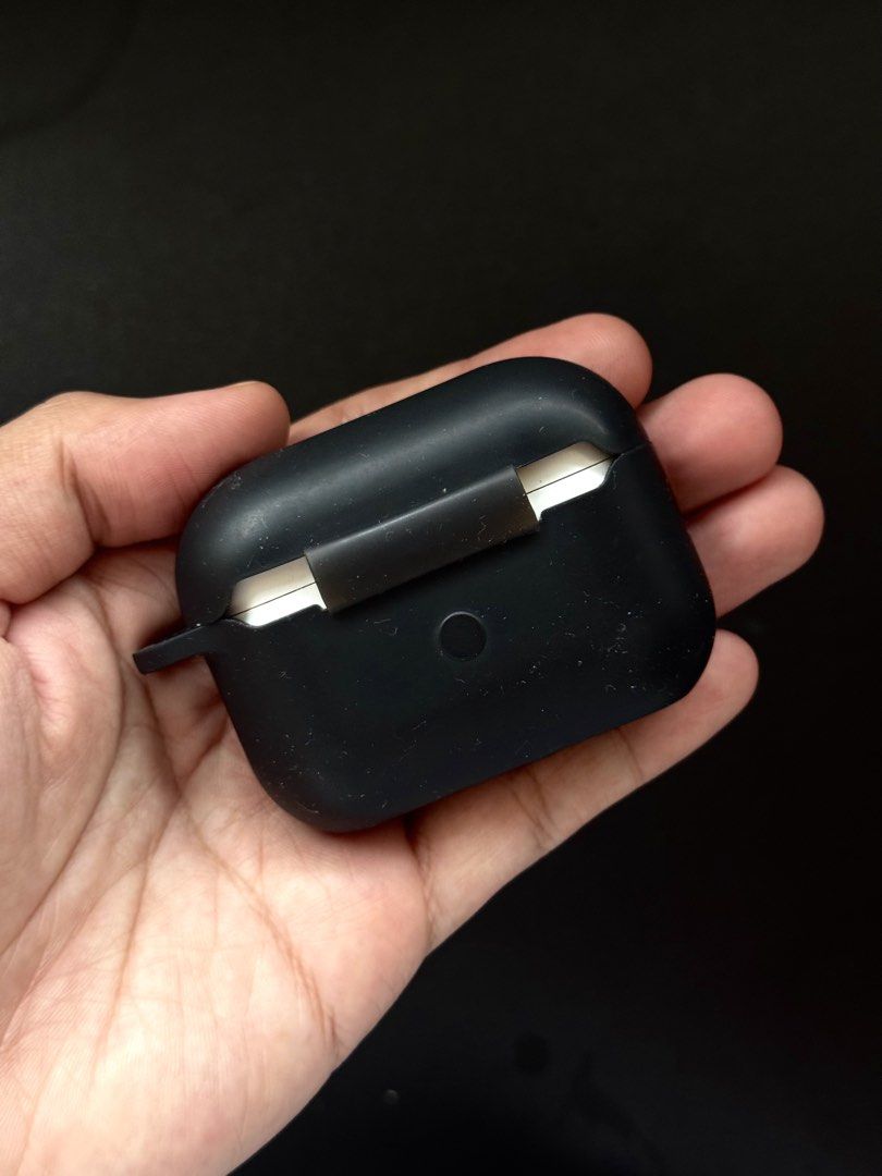Airpods Pro 2 Cover Case (Category: Cases & Covers) located in Manila. Submitted by prelovedbyporttt (Listing ID 1461221841, Image 2). Description: Airpods Pro 2 Cover Case No issues.