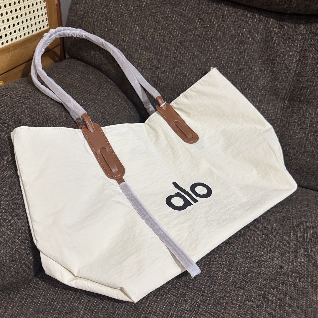ALO Yoga Azenith Tote (Category: Tote Bags) located in Bulacan. Submitted by mykakarizza (Listing ID 1461214814, Image 3). Description: All colors restock✨✨ ₱550 only A//L//O Yoga Azenith Tote Size:48x32x19 cm Add paperbag 100 📸 Actual pics! 🙋🏻‍♀️ ─── ✦ ─── ✦ ─── ✦ ─── ✦ ─── 🛍️ LOOKING FOR MORE RESELLERS 🛍️ ✨ Buy 3 pcs of ANY items — FREE SHIPPING NA!🚚 ✨ Buy 10 items → FREE SF + ₱50 OFF EACH! 💖 PM us for 30 pcs & up WS 🤍 .