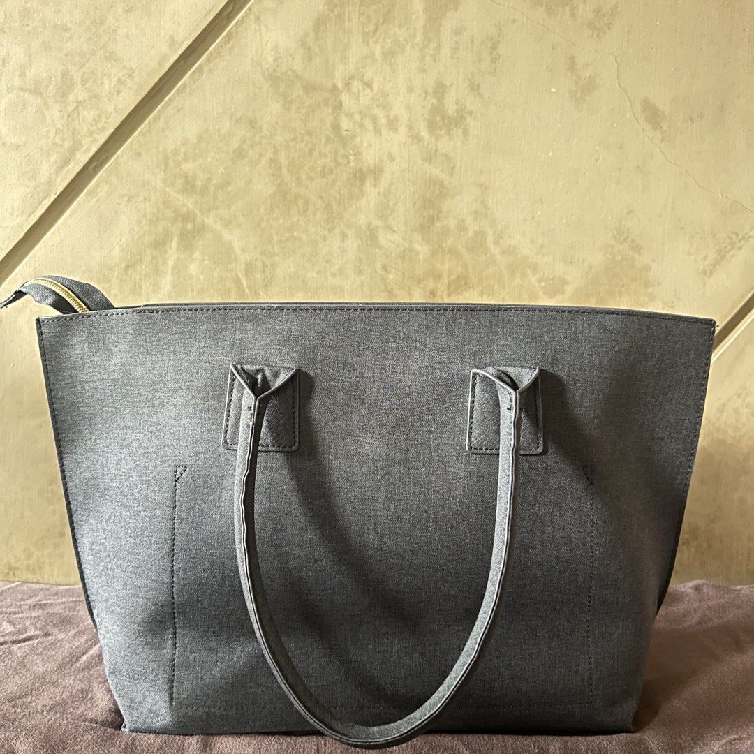 Anello Grande Pino Tote Bag (Category: Tote Bags) located in Ramos. Submitted by morefindss (Listing ID 1461209705, Image 3). Description: Anello Grande Pino Tote Bag in Navy - Can fit 13” laptop and an A4 file case - Dimensions: 32x27x11.5cm - Price Negotiable for sure buyers as long as no lowballing - Rarely Used since I have too many school bags.
