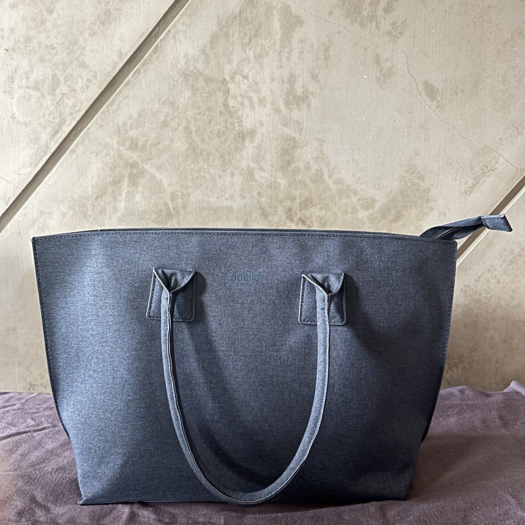 Anello Grande Pino Tote Bag (Category: Tote Bags) located in Ramos. Submitted by morefindss (Listing ID 1461209705, Image 1). Description: Anello Grande Pino Tote Bag in Navy - Can fit 13” laptop and an A4 file case - Dimensions: 32x27x11.5cm - Price Negotiable for sure buyers as long as no lowballing - Rarely Used since I have too many school bags.