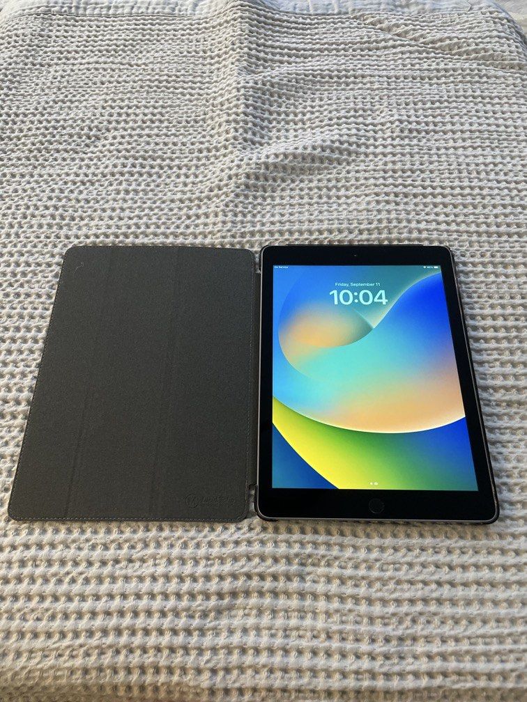 Apple iPad (5th Generation) 32GB Wi-Fi + Cellular — Space Grey / Silver (Category: iPad) located in Las Pinas. Submitted by yourneighbortotoro (Listing ID 1461161023, Image 3). Description: Apple iPad (5th Generation) 32GB Wi-Fi + Cellular — Space Grey / Silver ✨ A reliable, versatile 9.7-inch Apple tablet featuring Cellular connectivity, Touch ID security, and smooth performance — ideal for streaming, social media, light work, and everyday brows