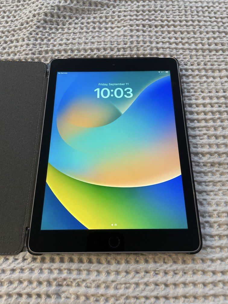 Apple iPad (5th Generation) 32GB Wi-Fi + Cellular — Space Grey / Silver (Category: iPad) located in Las Pinas. Submitted by yourneighbortotoro (Listing ID 1461161023, Image 2). Description: Apple iPad (5th Generation) 32GB Wi-Fi + Cellular — Space Grey / Silver ✨ A reliable, versatile 9.7-inch Apple tablet featuring Cellular connectivity, Touch ID security, and smooth performance — ideal for streaming, social media, light work, and everyday brows