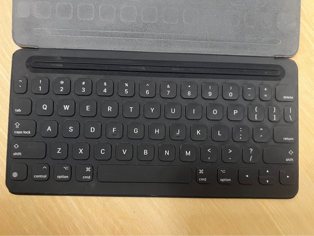 Apple Smart Keyboard （分類：電腦鍵盤及相關產品）位於 Hong Kong。 由 maydaygirl 提交（商品編號 1461288632，圖片 1）。簡介： 原廠 冇盒 適合10.5寸ipad 鑽石山MTR面交。