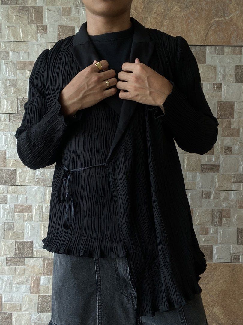 ARCHIVAL ALEXANDER WANG - PLEATED CARDIGAN (Category: Coats, Jackets and Outerwear) located in Bacolod City. Submitted by timelessbyjosh (Listing ID 1461224872, Image 2). Description: BEST FOR ARCHIVAL & STREETWEAR OUTFITS SIZE : ACTUAL COLOR : BLACK COLOR RATE : 10 OUT OF 10 CONDITION : EXCELLENT MATERIAL : 80 % POLYESTER , 12 % VISCOSE & 2 % SPANDEX MADE IN : FLAWS : NONE DIMENSIONS LENGTH - 27 WIDTH ( ARMPIT TO ARMPIT ) - 18 SHOULDER TO SHOULD