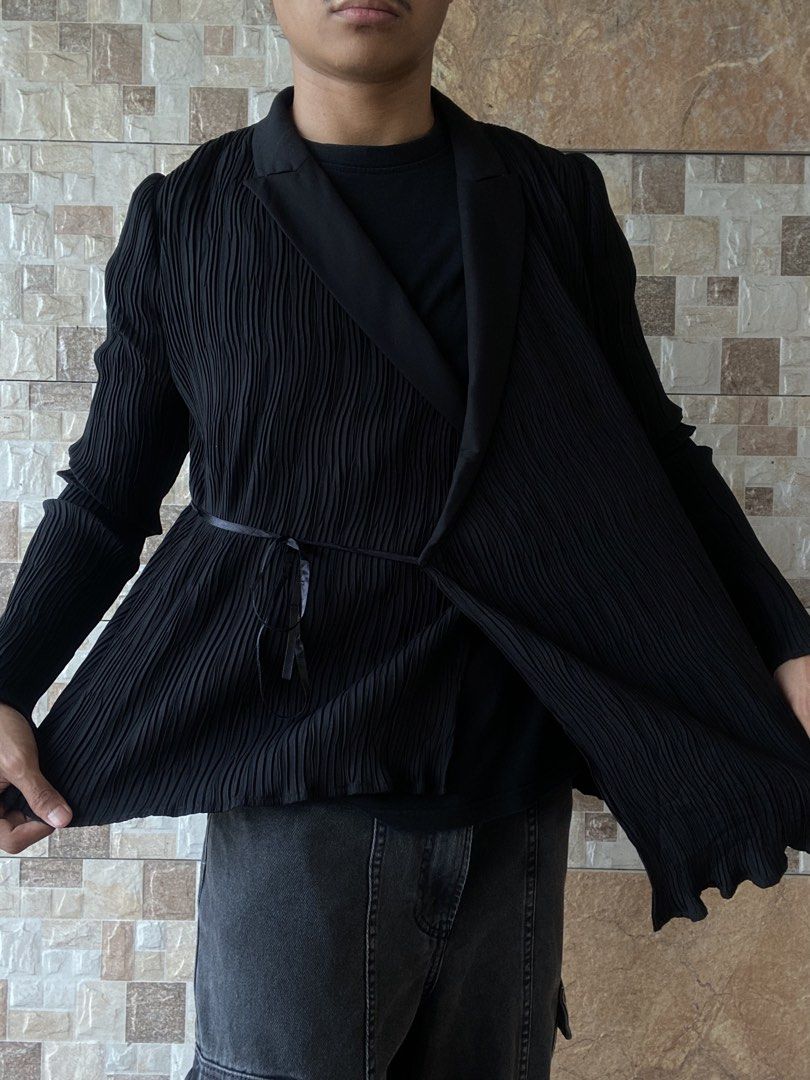 ARCHIVAL ALEXANDER WANG - PLEATED CARDIGAN (Category: Coats, Jackets and Outerwear) located in Bacolod City. Submitted by timelessbyjosh (Listing ID 1461224872, Image 1). Description: BEST FOR ARCHIVAL & STREETWEAR OUTFITS SIZE : ACTUAL COLOR : BLACK COLOR RATE : 10 OUT OF 10 CONDITION : EXCELLENT MATERIAL : 80 % POLYESTER , 12 % VISCOSE & 2 % SPANDEX MADE IN : FLAWS : NONE DIMENSIONS LENGTH - 27 WIDTH ( ARMPIT TO ARMPIT ) - 18 SHOULDER TO SHOULD