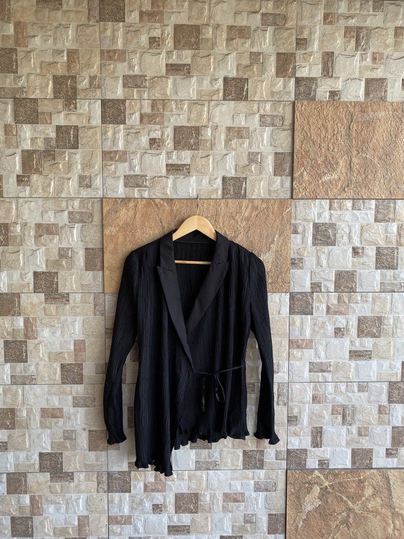 ARCHIVAL ALEXANDER WANG - PLEATED CARDIGAN (Category: Coats, Jackets and Outerwear) located in Bacolod City. Submitted by timelessbyjosh (Listing ID 1461224872, Image 3). Description: BEST FOR ARCHIVAL & STREETWEAR OUTFITS SIZE : ACTUAL COLOR : BLACK COLOR RATE : 10 OUT OF 10 CONDITION : EXCELLENT MATERIAL : 80 % POLYESTER , 12 % VISCOSE & 2 % SPANDEX MADE IN : FLAWS : NONE DIMENSIONS LENGTH - 27 WIDTH ( ARMPIT TO ARMPIT ) - 18 SHOULDER TO SHOULD