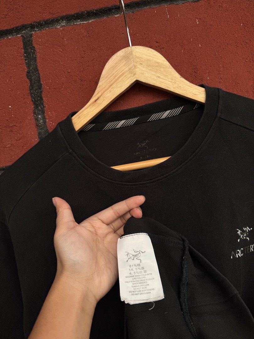 Arcteryx (Category: Coats, Jackets and Outerwear) located in Baguio. Submitted by mardimercredi14 (Listing ID 1461282040, Image 3). Description: 🔥 Arcteryx Dimensions: 21.5*27 Condition: very good Color Rate: 9 (color may vary due to lighting) ❌ minimal crackprint.