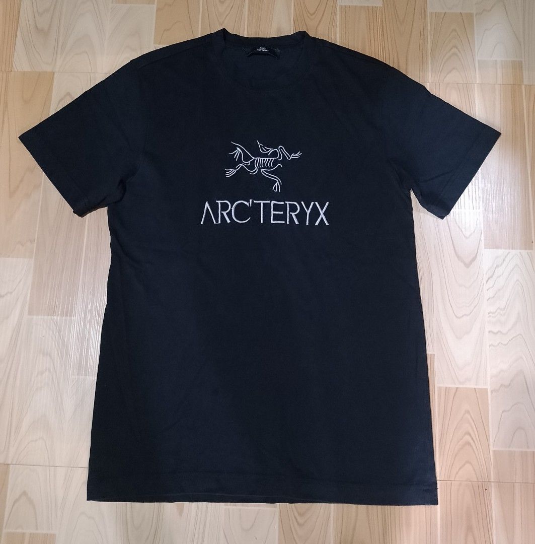 Arc'teryx Black T-shirt (Category: Tshirts & Polo Shirts ) located in San Jose del Monte. Submitted by azetor (Listing ID 1461150611, Image 1). Description: - Brand: Arc'teryx - Color: Black - Size: Medium (M) - Features: Iconic logo on front - Material: Made in China - Best for: Casual wear, outdoor activities - Condition: Please check photos for details - measurements - chest 19 - length 27 - color rate 9.5/10 - great condition .