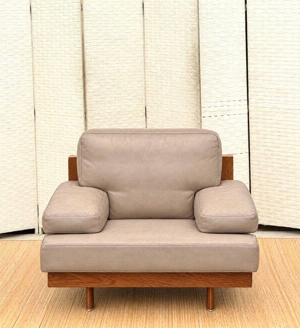 Arm Chair (Category: Chairs) located in Meycauayan. Submitted by marygracecasimiro (Listing ID 1461295877, Image 1). Description: JAPAN SURPLUS MODERN MID-CENTURY INSPIRED LOUNGE LEATHER ARMCHAIR WITH SOLID WOOD FRAME IN GOOD CONDITION SIZE: 16.5H x 47L x 33.5W inches Price:13,500 🩷🧡.
