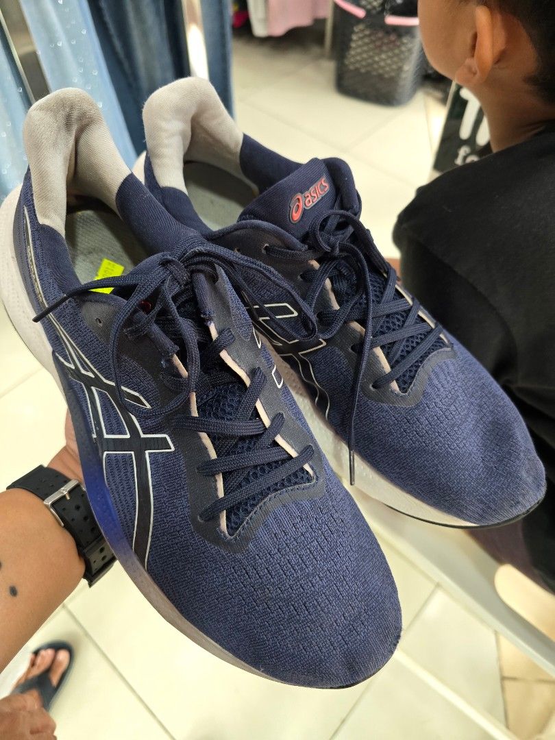 ASICS GEL-PULSE 14 (Category: Sneakers) located in Iba. Submitted by conditionexcellente (Listing ID 1461188862, Image 2). Description: - ASICS GEL-PULSE 13 Running Shoes - Color: Navy blue with white and blue accents - Midsole: AmpliFoam for cushioning - Sole: Excellent grip for stability - Size: 10 UK / 11.5 US / 46 EU - Origin: Made in Vietnam.