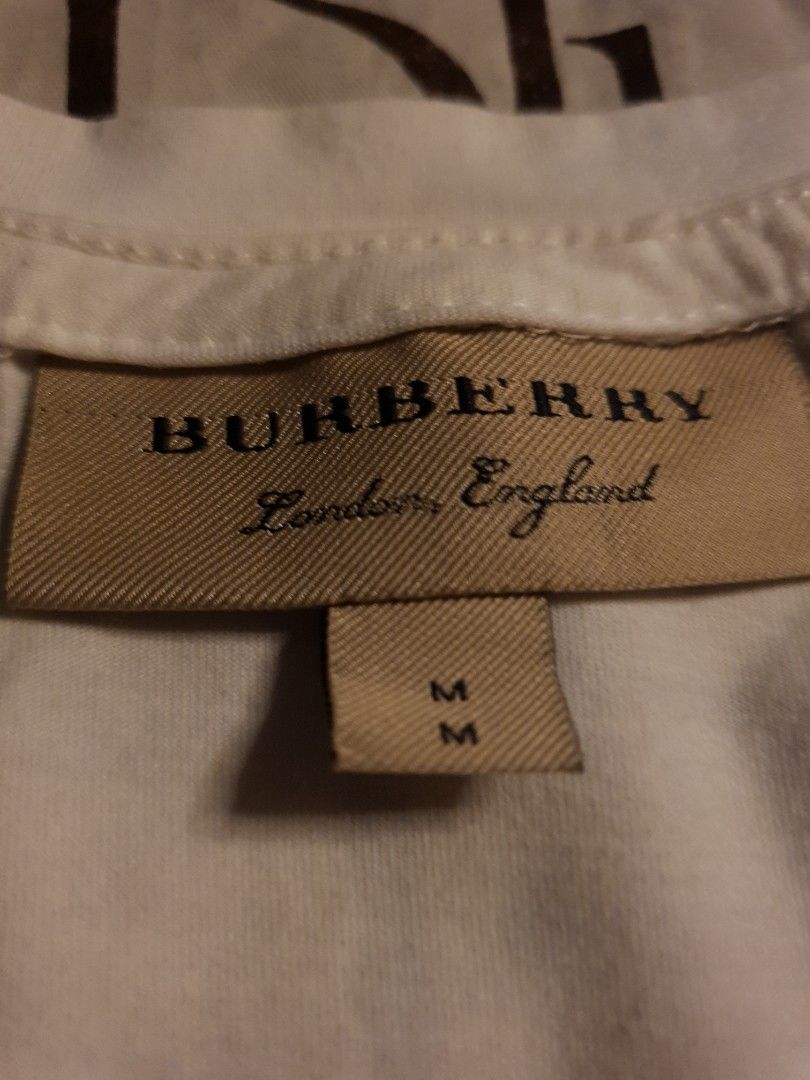 Authentic Burberry tshirt (Category: Luxury Apparel) located in San Fernando. Submitted by retro.district. (Listing ID 1461320797, Image 3). Description: - Authentic Burberry tee - Size: Medium - Condition: Excellent - no issue.