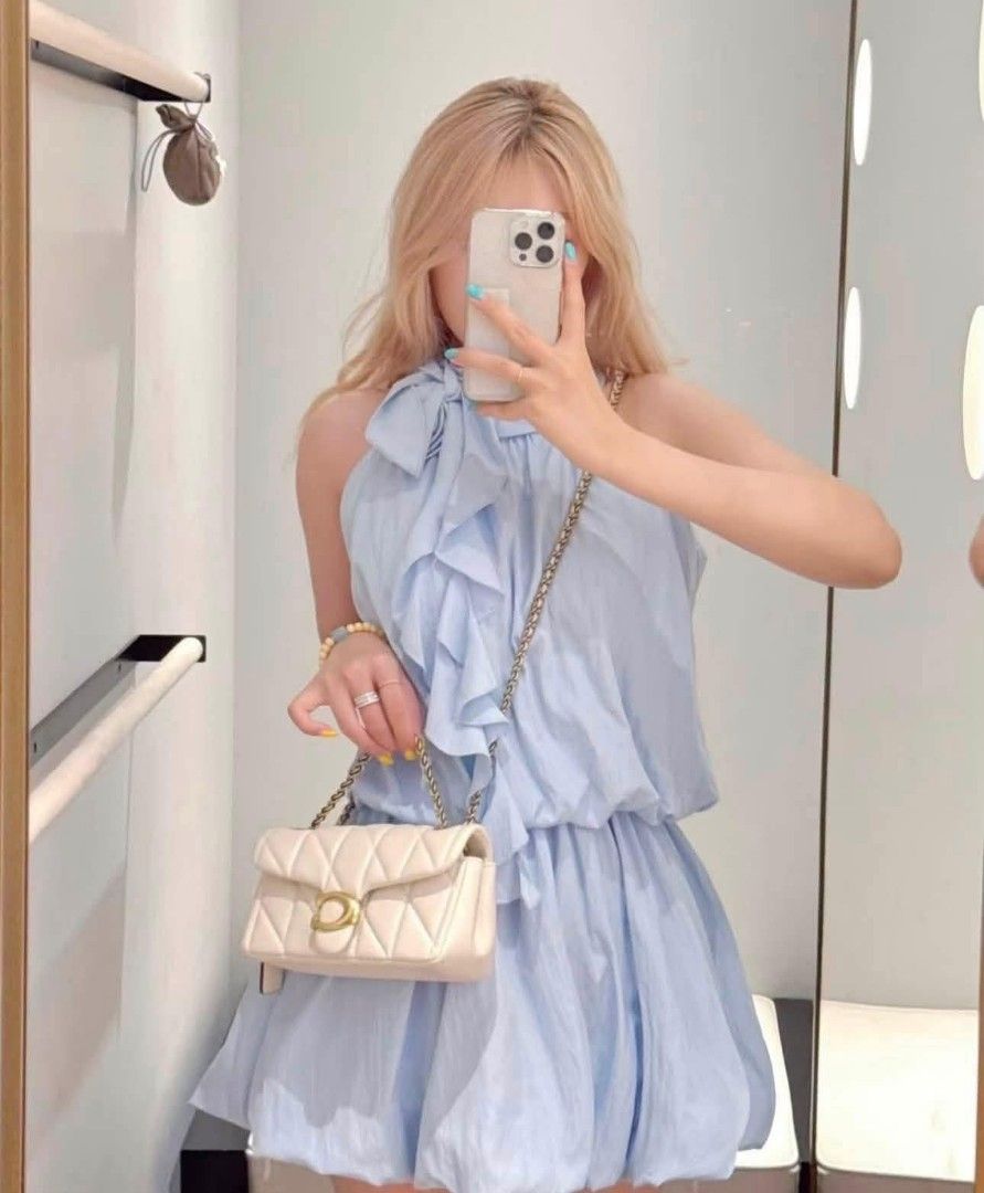🇺🇸AUTHENTIC COACH SLING BAG🇺🇸 (Category: Shoulder Bags) located in Manila. Submitted by luckyperfectfinds (Listing ID 1461227827, Image 2). Description: .