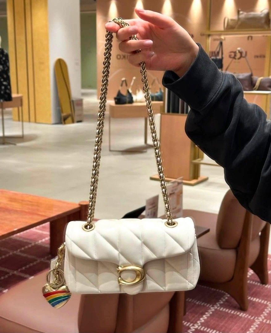 🇺🇸AUTHENTIC COACH SLING BAG🇺🇸 (Category: Shoulder Bags) located in Manila. Submitted by luckyperfectfinds (Listing ID 1461227827, Image 1). Description: .
