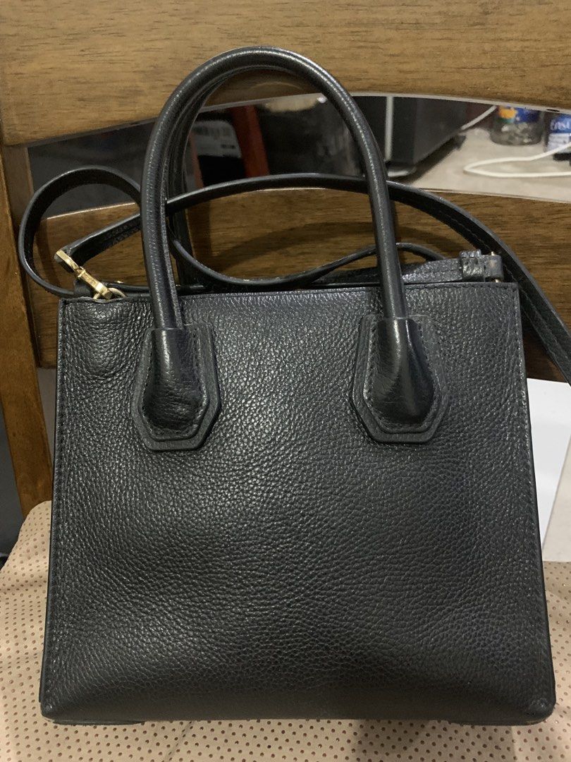 Authentic Mercer Michael Kors (Category: Cross-body Bags) located in Taguig. Submitted by mayann05 (Listing ID 1461257751, Image 3). Description: I’m selling my Mercer Michael kors. May mga sign of usage pero maganda parin. Authentic bag from Japan..