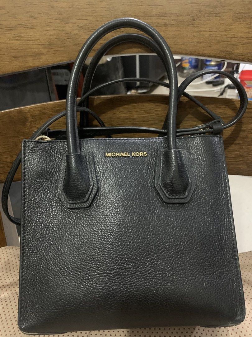 Authentic Mercer Michael Kors (Category: Cross-body Bags) located in Taguig. Submitted by mayann05 (Listing ID 1461257751, Image 2). Description: I’m selling my Mercer Michael kors. May mga sign of usage pero maganda parin. Authentic bag from Japan..