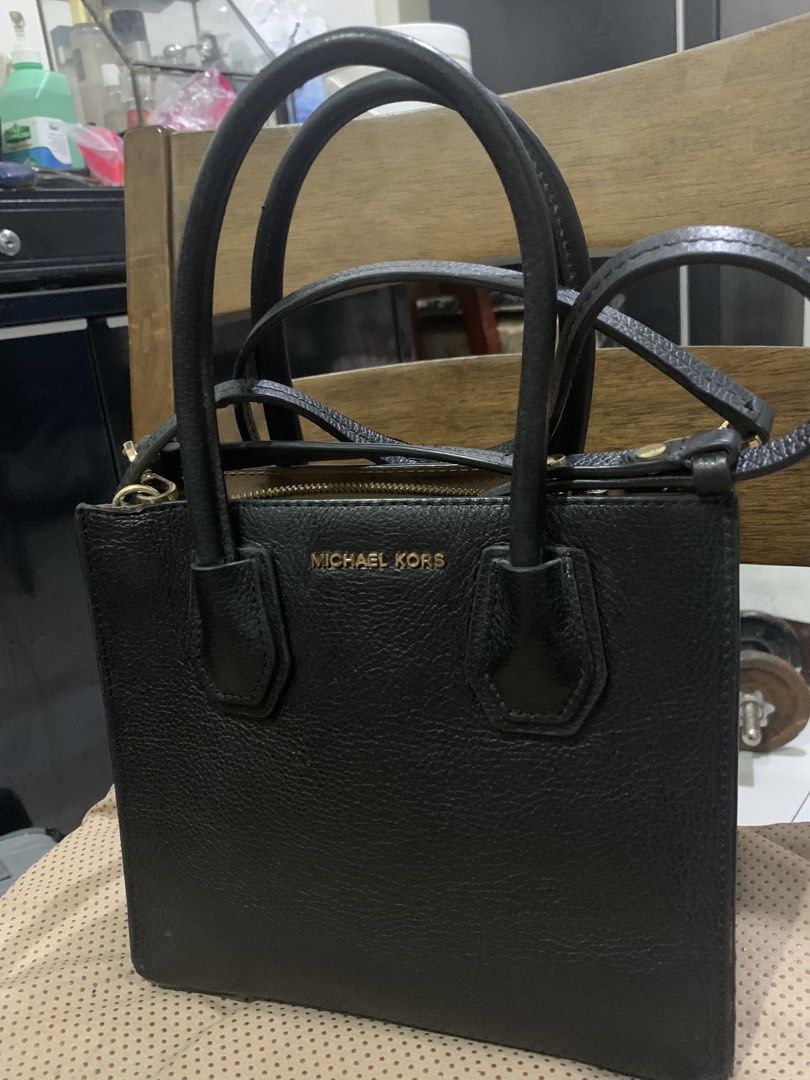 Authentic Mercer Michael Kors (Category: Cross-body Bags) located in Taguig. Submitted by mayann05 (Listing ID 1461257751, Image 1). Description: I’m selling my Mercer Michael kors. May mga sign of usage pero maganda parin. Authentic bag from Japan..