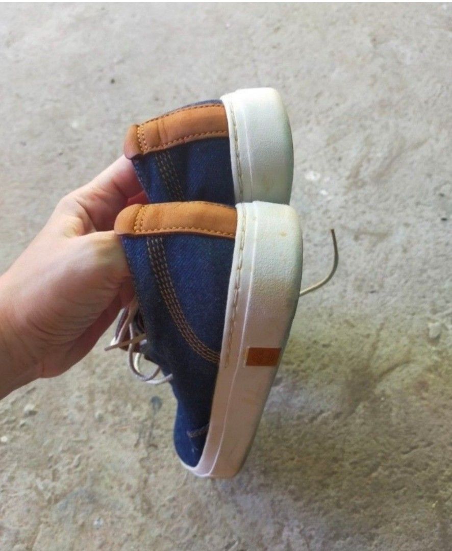 AUTHENTIC TIMBERLAND BLUE SNEAKERS SUPER LIGHTWEIGHT US6.5 (Category: Sneakers) located in Quezon City. Submitted by littlejaredph (Listing ID 1461244127, Image 1). Description: like new condition may tahi sa gilid as seen in photos fits 6-7US SUPER GAAN SA PAA rfs- hindi na kasya.