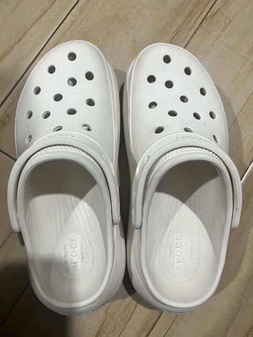 Authentic White Crocs Comfort Platform Clogs (Category: Slippers and slides) located in Quezon City. Submitted by angelo1412 (Listing ID 1461258311, Image 2). Description: - Authenthic White Crocs platform clogs - Size: W8, M6 (EU 39/UK 6/ US 8) - Original price: ₱4,295 - Place where it was bought: Crocs SM North EDSA branch - No damages, stains that cant be removed, etc - Super comfy and easy to slip on - Perfect for everyday wear - Will be wash