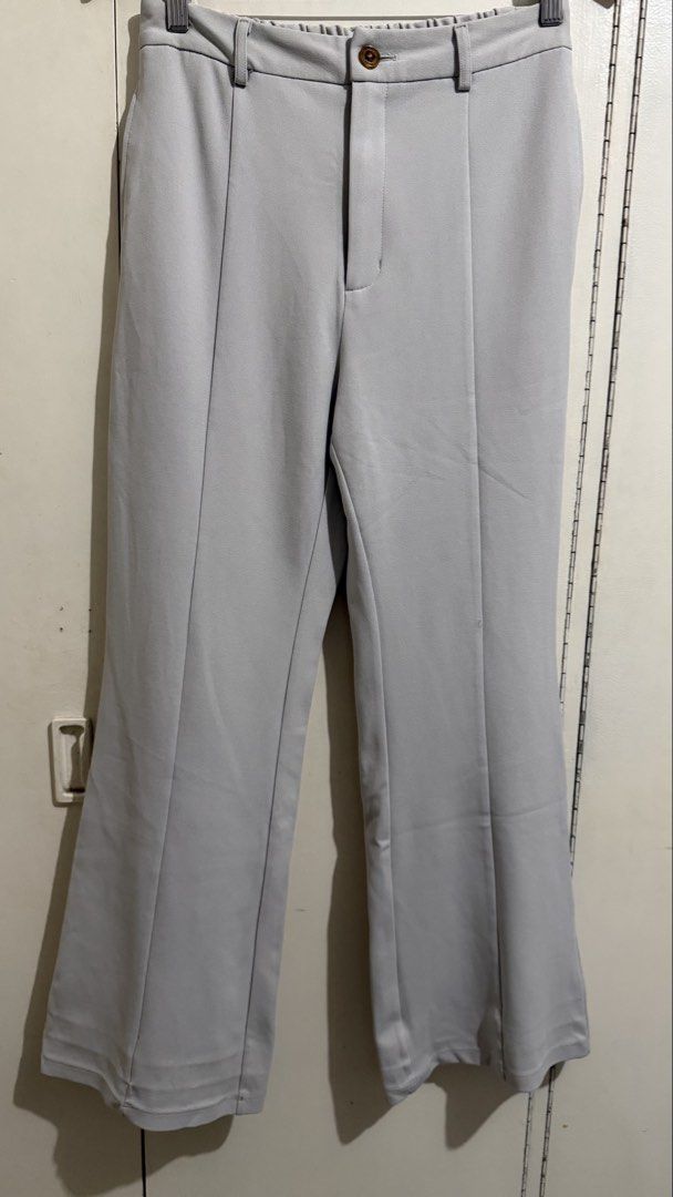SOLD GU Flare pants light gray (Category: Other Bottoms) located in Makati City. Submitted by beautestop.ph (Listing ID 1461121931, Image 2). Description: .