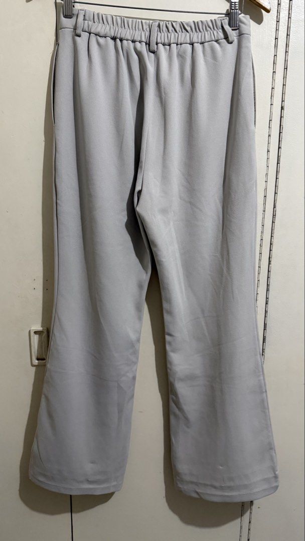 SOLD GU Flare pants light gray (Category: Other Bottoms) located in Makati City. Submitted by beautestop.ph (Listing ID 1461121931, Image 3). Description: .