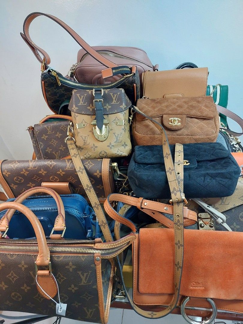 Available bags (Category: Cross-body Bags) located in Cagayan de Oro. Submitted by jocelynt483 (Listing ID 1461171590, Image 1). Description: .
