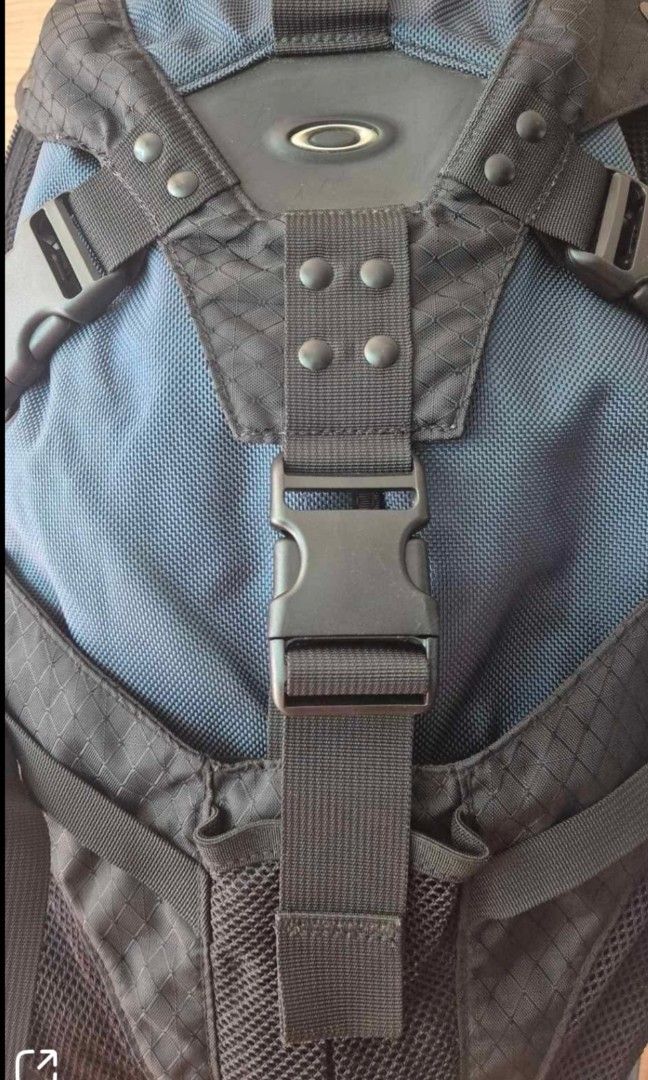 Backpack y2k oakley bag (Category: Backpacks) located in Baguio. Submitted by malachi15 (Listing ID 1461125097, Image 2). Description: Oakley y2k bag very good condition 3200 baguio location pm sa interesado.