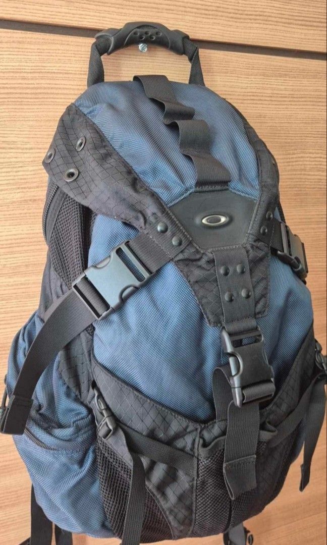 Backpack y2k oakley bag (Category: Backpacks) located in Baguio. Submitted by malachi15 (Listing ID 1461125097, Image 1). Description: Oakley y2k bag very good condition 3200 baguio location pm sa interesado.