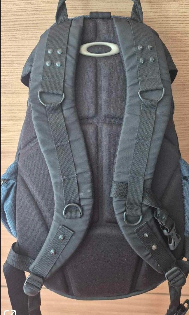 Backpack y2k oakley bag (Category: Backpacks) located in Baguio. Submitted by malachi15 (Listing ID 1461125097, Image 3). Description: Oakley y2k bag very good condition 3200 baguio location pm sa interesado.