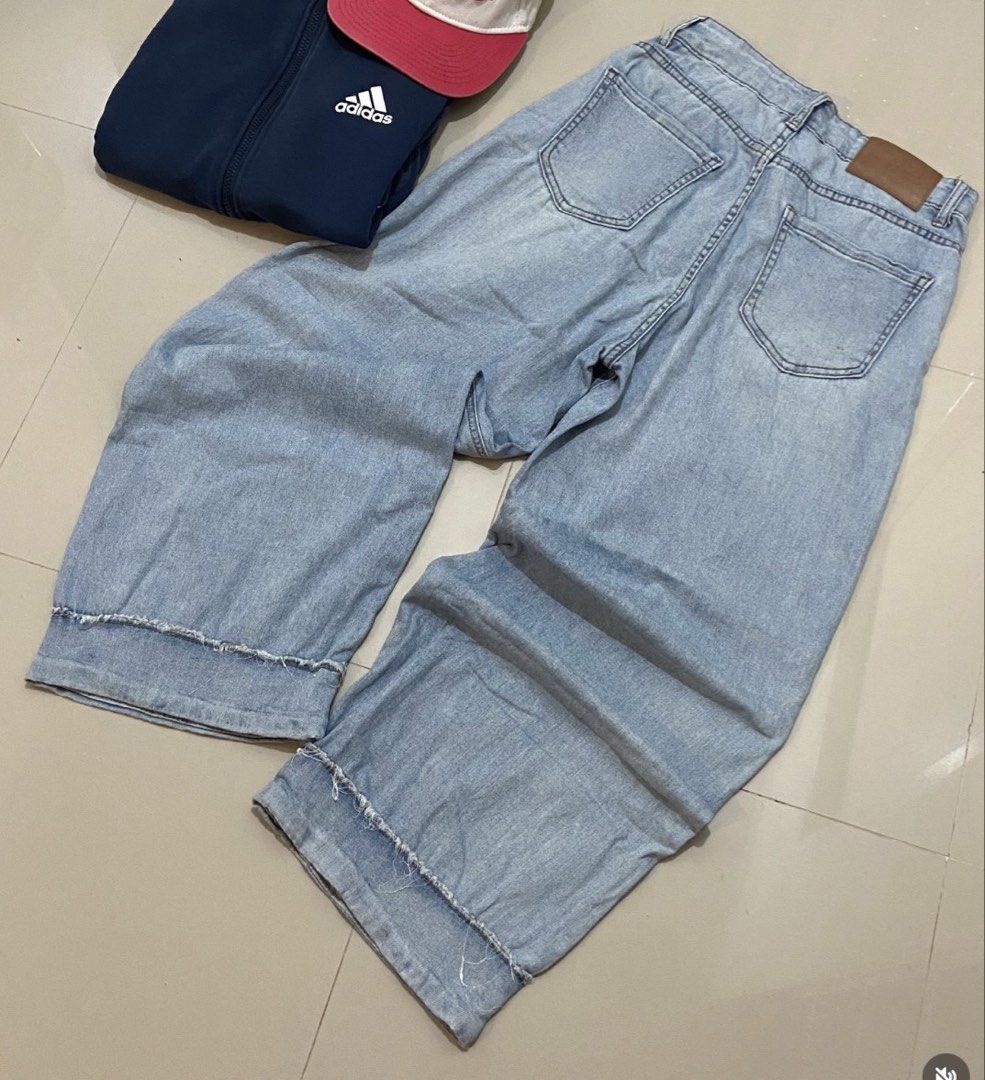 Baggy pants for women (Category: Jeans) located in Davao. Submitted by gels.closet (Listing ID 1461173190, Image 2). Description: Light blue Baggy pants Size: 28-30 (kinda strechable) Length: 37 Leg hole: 10 Semi soft denim.