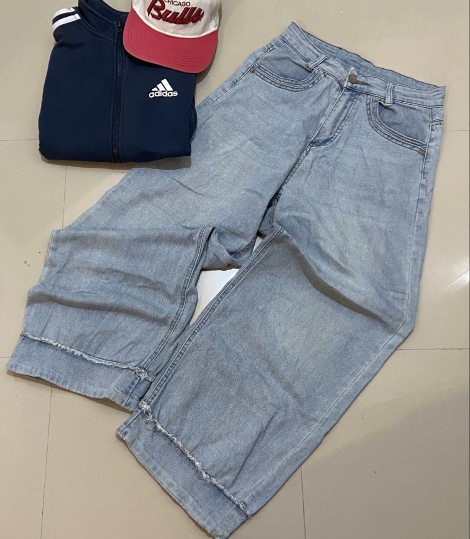 Baggy pants for women (Category: Jeans) located in Davao. Submitted by gels.closet (Listing ID 1461173190, Image 1). Description: Light blue Baggy pants Size: 28-30 (kinda strechable) Length: 37 Leg hole: 10 Semi soft denim.