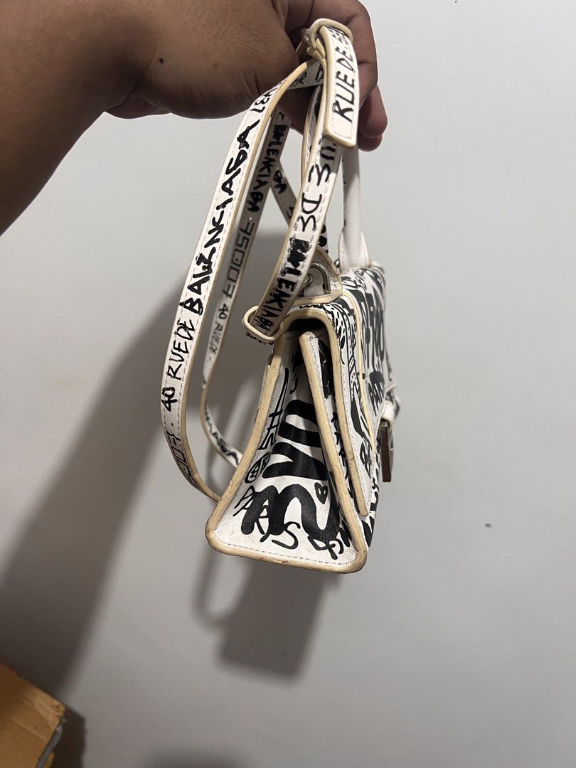Balenciaga (Category: Luxury Bags & Wallets) located in Cabanatuan. Submitted by danielantonio (Listing ID 1461260438, Image 3). Description: .