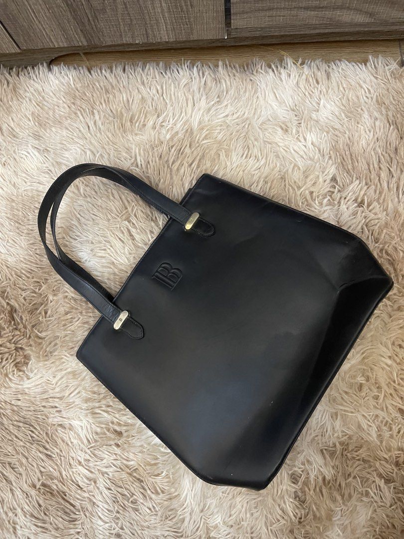 BALMAIN MINI LEATHER TOTE BAG (Category: Tote Bags) located in Concepcion. Submitted by wowsinigangmix (Listing ID 1461258290, Image 1). Description: BALMAIN LEATHER TOTE BAG COLOR BLACK MINI WELL-USED ALSO BOUGHT HERE IN CAROUSELL.
