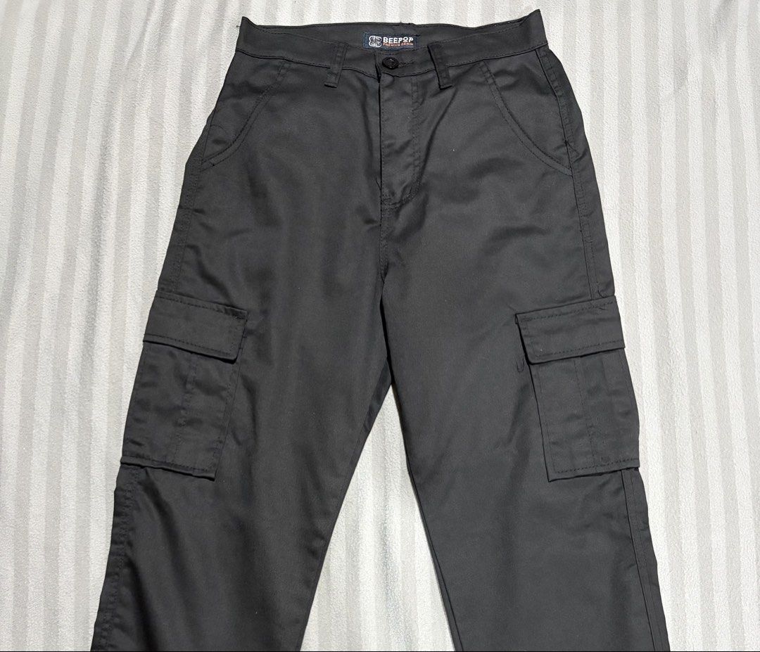 [BeePop] Black Cargo Pants (Category: Jeans) located in Pasig City. Submitted by kitcatss (Listing ID 1461262677, Image 1). Description: 🐈‍⬛ Black Cargo Pants by Beepop 🐈‍⬛ Size: 26 inches on tag (best fits for waistlines 24 or 25 inch) Orig Price: ₱700 *no flaws/ good condition *personal buy (ww pics posted) *good length/ hindi bitin (for ref: 5’3 ft height and 25 inch waistline) Mop: gcash/ paymaya Mod: j&t/ lalamove (sf shoulder by buyer) Rf