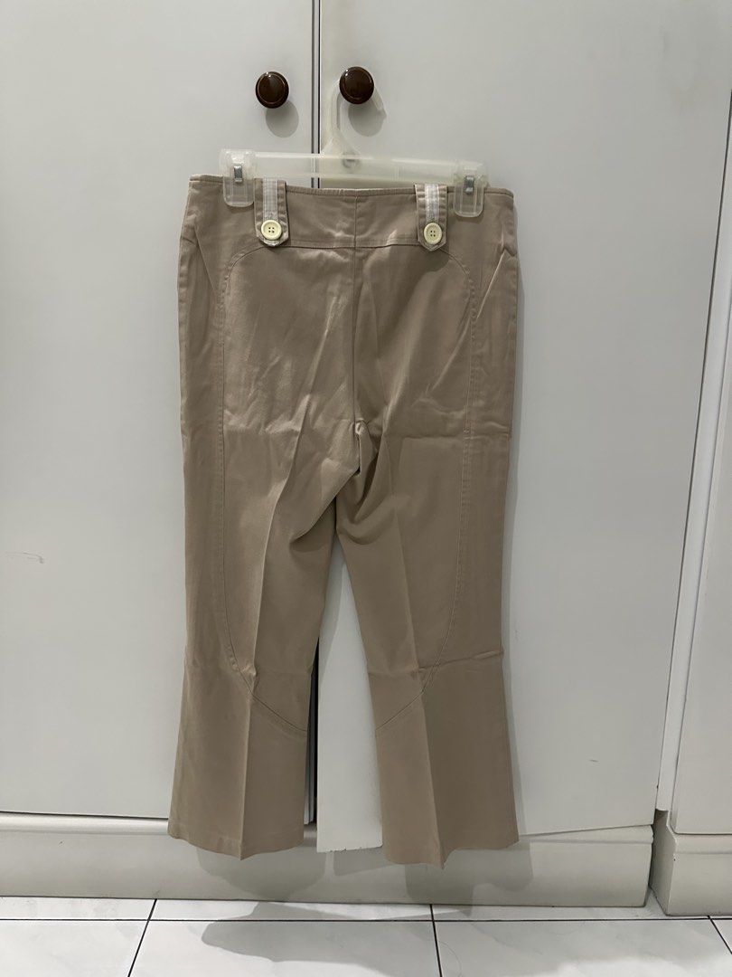 Beige Basic Pants (Kategori: Bawahan) berada di Surabaya. Dikirim oleh goodthingsby (ID iklan 1461189669, Gambar 2). Deskripsi: Lingkar 76cm Panjang 81cm.