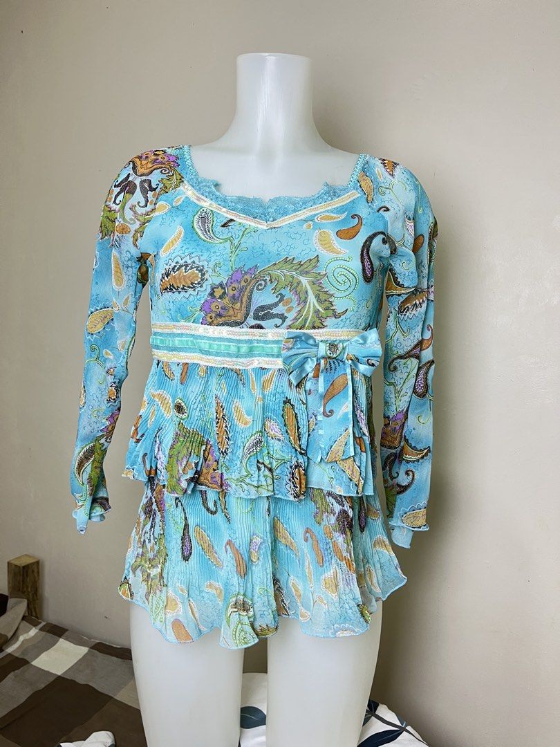 Bell sleeves, layered pleated top (Category: Longsleeves) located in San Jose. Submitted by thymies (Listing ID 1461253622, Image 1). Description: .
