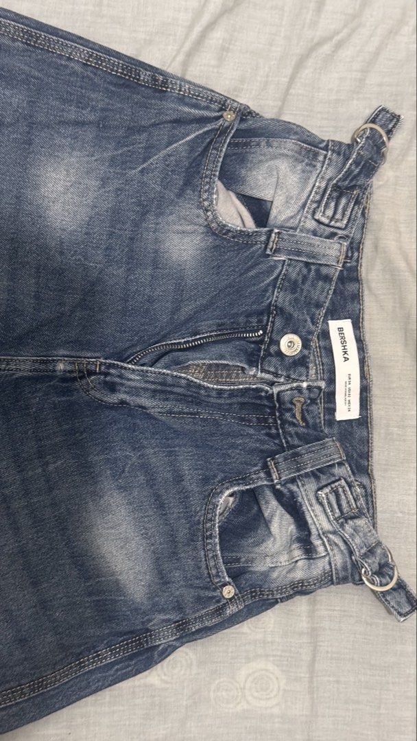 Bershka adjustable balloon-fit carpenter jeans (Category: Jeans) located in Manila. Submitted by andravictorio (Listing ID 1461165190, Image 2). Description: .
